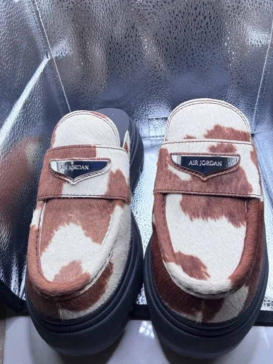 The Nike Air Jordan Mule Cow Print Brown IB1497-001 in size 7 WOMEN - Picture 8 of 10